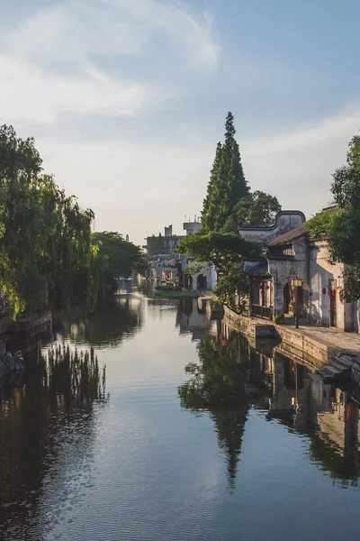 Arquitetura chinesa por rio na cidade velha de Nanxun, China — Fotografia de Stock