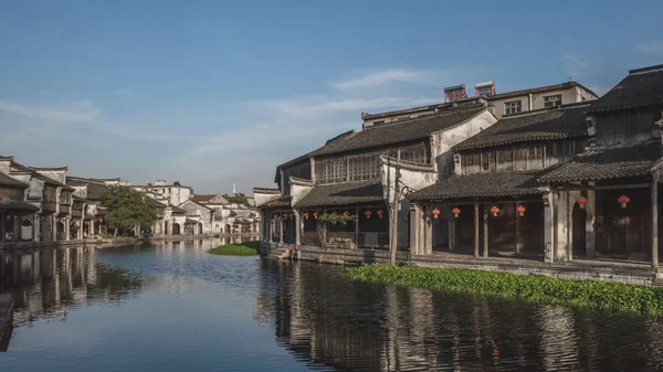 Chinese architectuur door rivier in de oude stad van Nanxun, China — Stockfoto