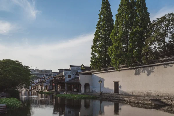 Chinese architectuur door rivier in de oude stad van Nanxun, China — Stockfoto