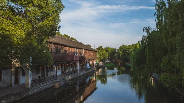 Chinese architectuur door rivier in de oude stad van Nanxun, China — Stockfoto