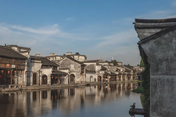 Arquitetura chinesa por rio na cidade velha de Nanxun, China — Fotografia de Stock