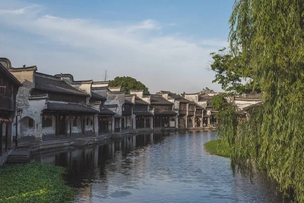 Chińska Architektura przez rzekę na starym mieście w Nanxun, Chiny — Zdjęcie stockowe