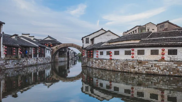 Παραδοσιακή κινεζική αρχιτεκτονική με νερό στην παλιά πόλη NANXUN, — Φωτογραφία Αρχείου