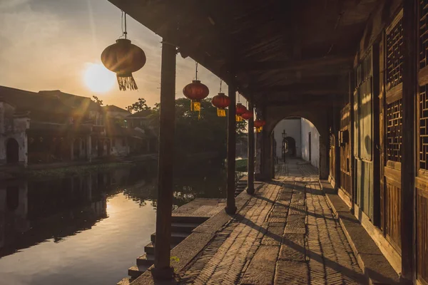 Rua pela água no por do sol na cidade velha de Nanxun, China — Fotografia de Stock