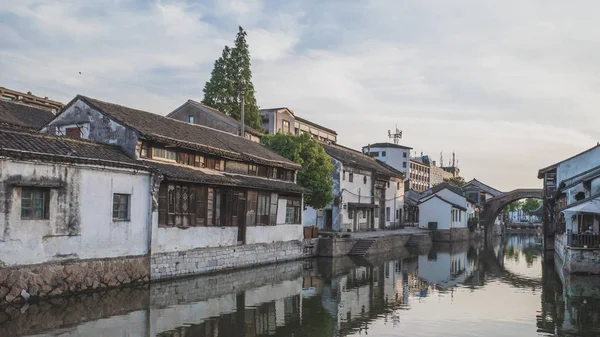 Παραδοσιακή κινεζική αρχιτεκτονική με νερό στην παλιά πόλη NANXUN, — Φωτογραφία Αρχείου