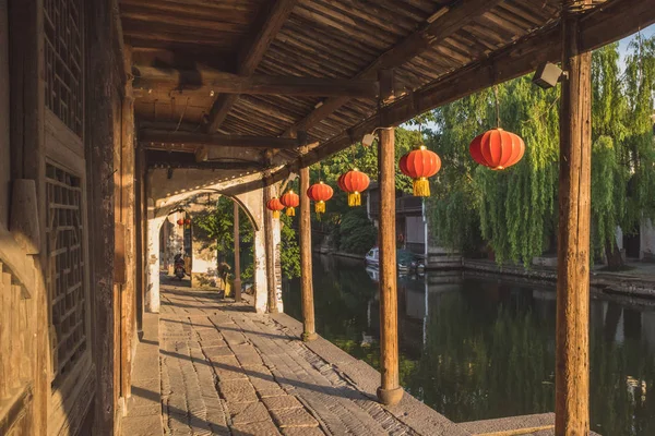 中国南山老城日落时分的水上街 — 图库照片