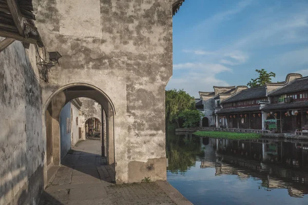 Chinese architectuur door rivier in de oude stad van Nanxun, China — Stockfoto