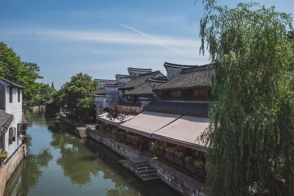 Chinese architectuur door rivier in de oude stad van Nanxun, Zhejiang, C — Stockfoto