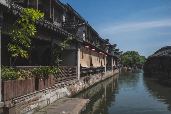 Chinese architectuur door rivier in de oude stad van Nanxun, China — Stockfoto