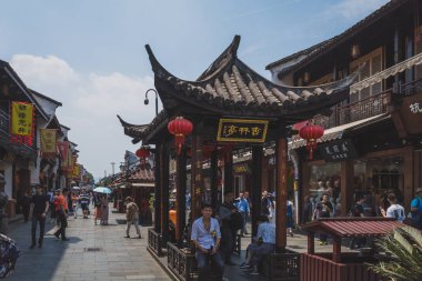 Hefang Caddesi'ndeki yaya alışveriş merkezinde sokakta yürüyen insanlar