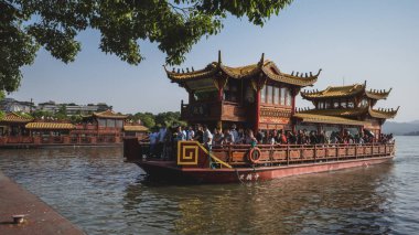 Batı Gölü'nde kıyıya gelen turist teknesi