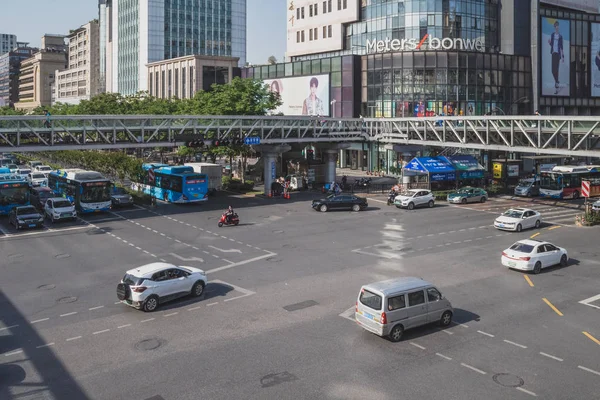 青春道と谷南路の交差点での交通 — ストック写真