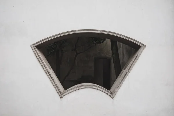 Fan shaped window on white wall in  Tongli, Jiangsu, China — Stock Photo, Image