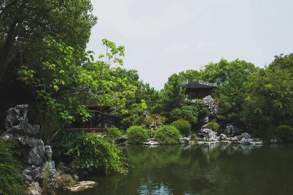 Jardín chino tradicional en el casco antiguo de Tongli, Jiangsu, China — Foto de Stock