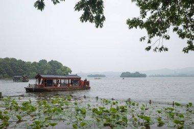 Hangzhou, Çin - 14 Mayıs 2019: Batı Gölü üzerinde seyahat eden yolcularla birlikte turizm teknesi