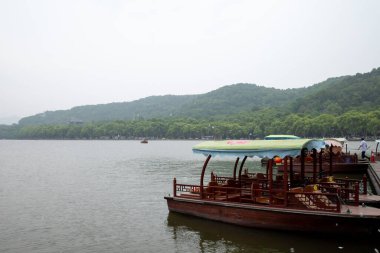Hangzhou, Çin - 14 Mayıs 2019: Batı Gölü üzerindeki rıhtımda turizm tekneleri