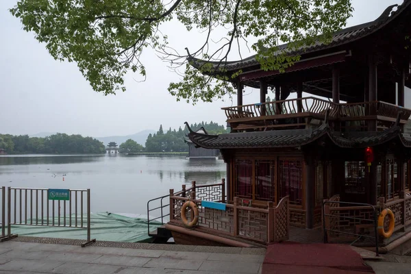 Ханчжоу Китай Мая 2019 Года Традиционная Туристическая Лодка Причаливает Берегу — стоковое фото