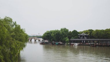 Jiaxing, Çin 'deki Güney Gölü manzaralı rıhtım ve köprü.