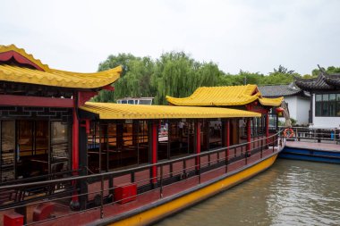 Jiaxing, Çin 'deki Güney Gölü manzaralı rıhtımda geleneksel turizm teknesi