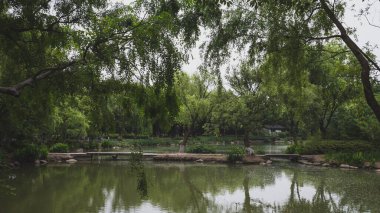 Jiaxing, Çin 'deki Güney Gölü manzaralı su üzerinde yol