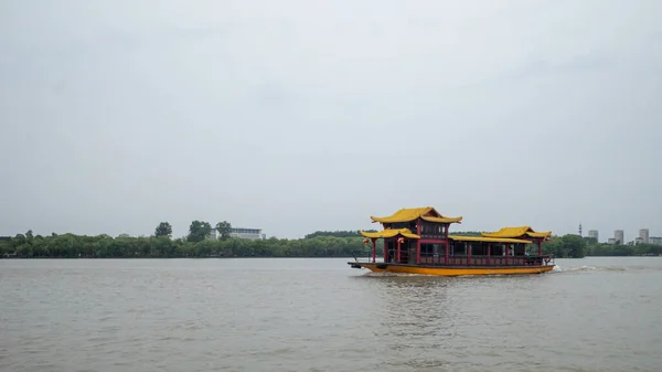 Jiaxing, Çin 'deki Güney Gölü' nde geleneksel tekne gezisi.