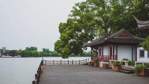 中国嘉興市の南湖風景区の水による伝統的な家屋やプラットフォーム — ストック写真