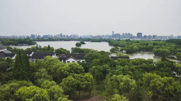 中国嘉興市の南湖風景区と都市スカイラインのパノラマビュー — ストック写真