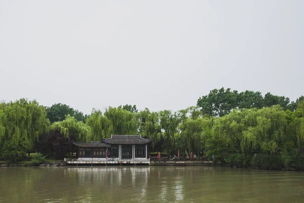 中国嘉興市の南湖景勝地の水による伝統的な中国建築 — ストック写真