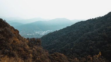 Hangzhou, Zhejiang, Çin 'deki Beigao Tepesi' nin tepesinden panoramik manzara.