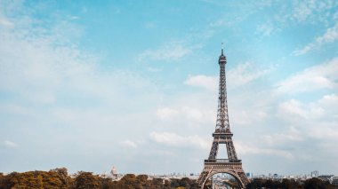 Paris 'in ufuk çizgisi üzerinde Eyfel Kulesi Mavi gökyüzü ve bulutların altında, Paris, Fransa' da
