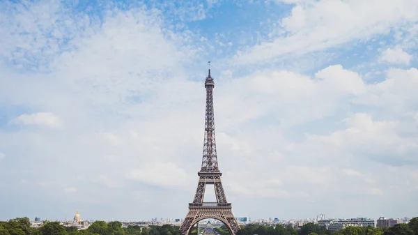 Paris 'in ufuk çizgisi üzerinde Eyfel Kulesi Mavi gökyüzü ve bulutların altında, Paris, Fransa' da