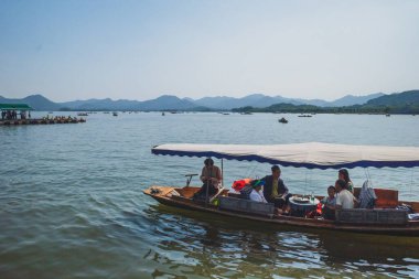 22 Mayıs 2019 - Hangzhou, Çin: Batı Gölü 'nde kayıkla seyahat eden turistler