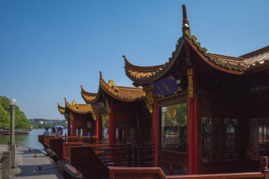 22 Mayıs 2019 - Hangzhou, Çin: Batı Gölü üzerindeki rıhtımda geleneksel turizm teknesi