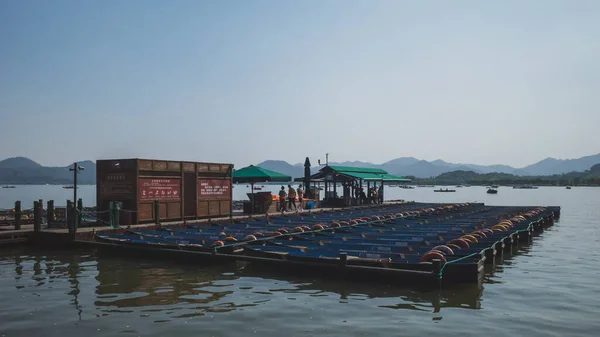 2019年5月22日 中国杭州 在风景秀丽的西湖码头上的自助观光船 — 图库照片