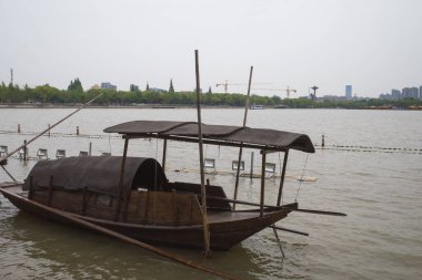 25 Mayıs 2019 - Jiaxing, Çin: Çin Komünist Partisi Ulusal Kongresi 'nin yapıldığı Güney Gölü' ndeki Huxin Adası 'nın yanındaki tekne, şu anda bir anıt alan.