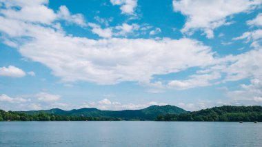 Hangzhou, Çin 'deki Batı Gölü' nün panoramik manzarası