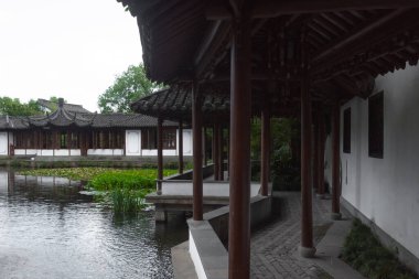 Çin 'in Hangzhou bölgesindeki Batı Gölü manzaralı Çin bahçesinde geleneksel mimari