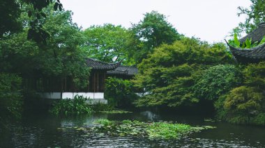 Çin 'in Hangzhou bölgesindeki Batı Gölü manzaralı Çin bahçesinde geleneksel mimari