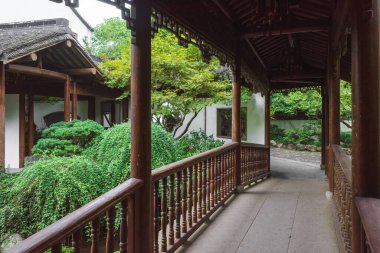 Hangzhou, Çin 'deki Batı Gölü manzaralı Çin bahçesinde kapalı koridor.
