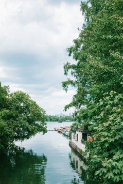 Batı Gölü ve şehir manzarası Hangzhou, Çin 'de yükselişte.