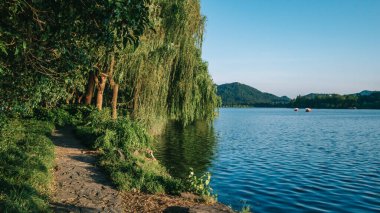 Hangzhou, Çin 'deki batı gölünün alacakaranlıktaki manzarası.