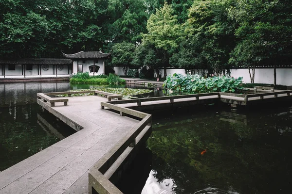Brücke Über Einen Teich Einem Traditionellen Chinesischen Garten Malerischen Gebiet — Stockfoto