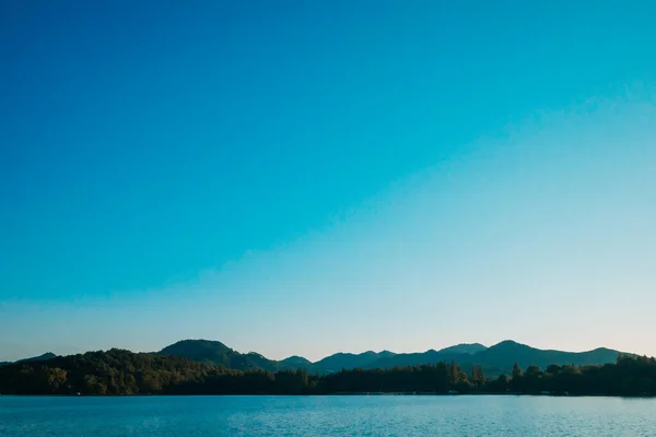 杭州西湖平静水面上的黄昏景观 — 图库照片