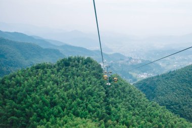 Jiangxi, Çin 'deki Wugong Dağı' nda uçan teleferikler.