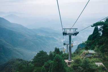 Jiangxi, Çin 'deki Wugong Dağı' nda uçan teleferikler.