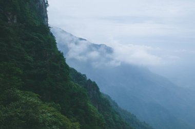 Jiangxi, Çin 'deki Wugong Dağı' nın tepesinde bulut ve sisle kaplı bir dağ manzarası.