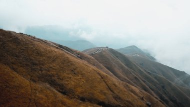 Çin Jiangxi 'deki Wugong Dağı' nın tepesinde bulutlarla kaplı bir dağ manzarası.