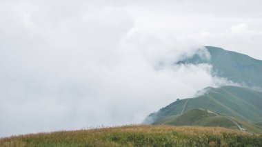 Çin Jiangxi 'deki Wugong Dağı' nın tepesinde bulutlarla kaplı bir dağ manzarası.
