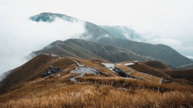 Jiangxi, Çin 'deki Wugong Dağı' nda bulutlarla kaplı bir dağ sırtında dönen patika.