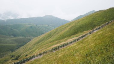 Jiangxi, Çin 'deki Wugong Dağı' nın yamacında yürüyüş yolu.